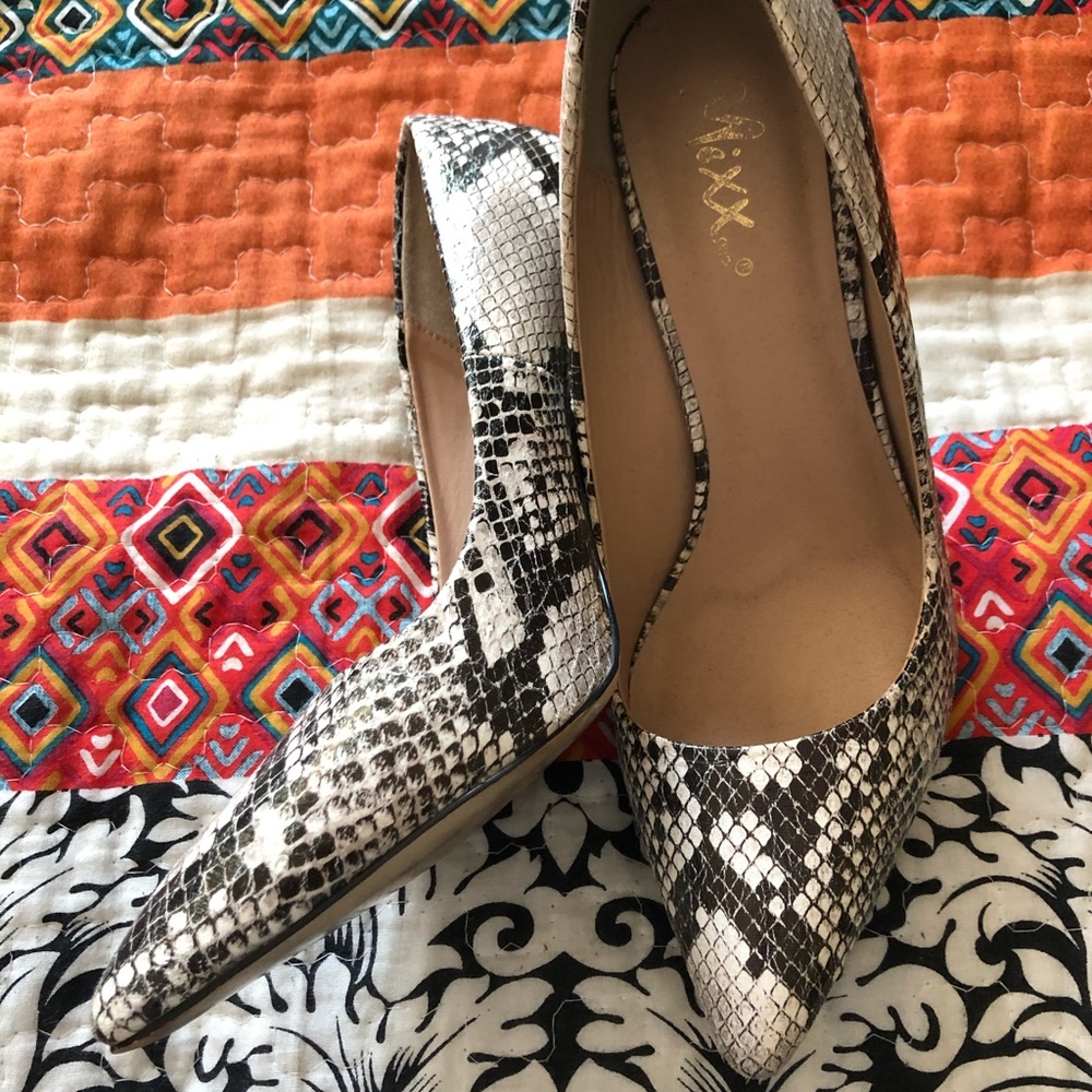 COPY - Mixxx Snakeskin pumps